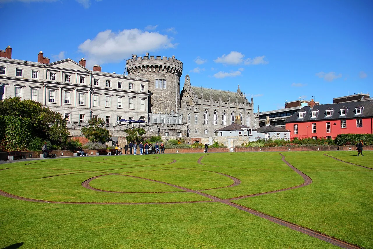 The Dubhlinn Gardens Dublin Castle 01 — representative context visual. Shown from the cited image source.