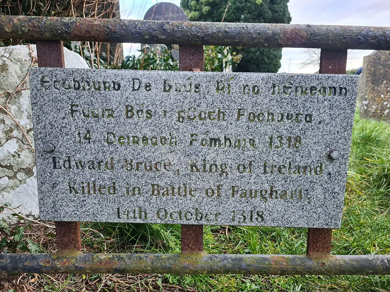 Edward Bruce Grave stone — representative context visual. Shown from the cited image source.