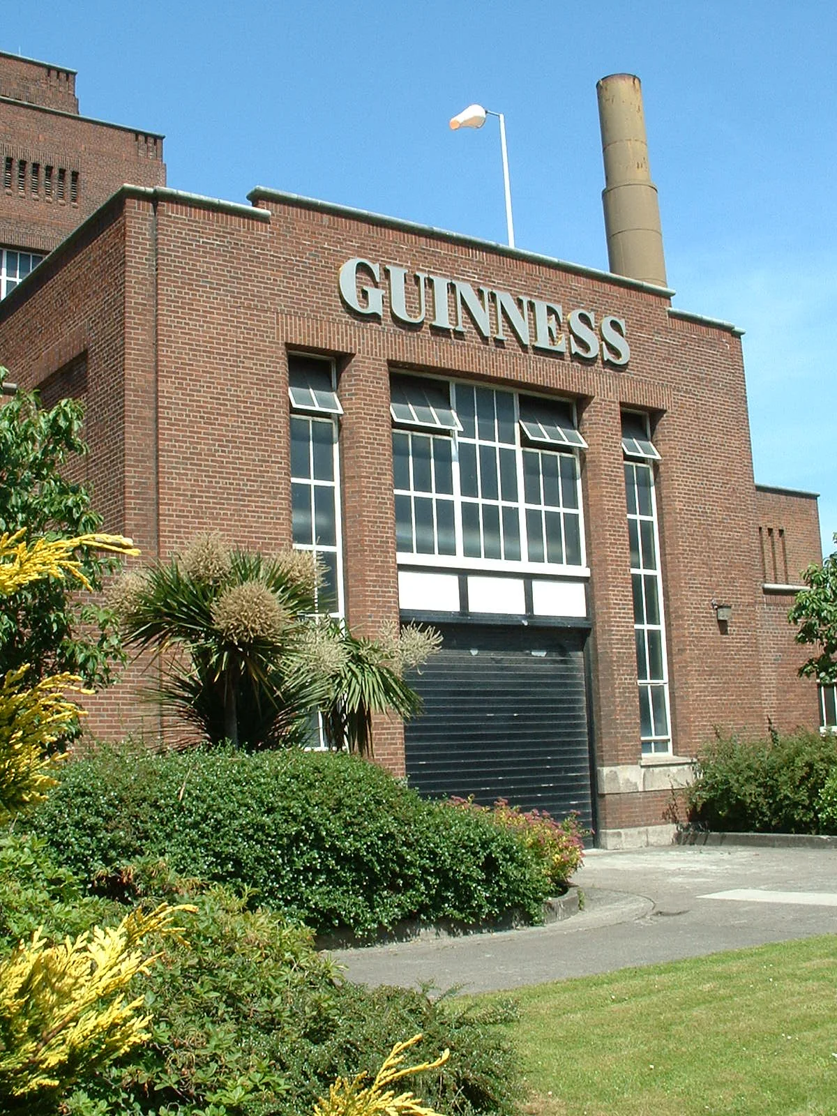 Guinness brewery, front view — direct archive visual. Shown from the cited image source.